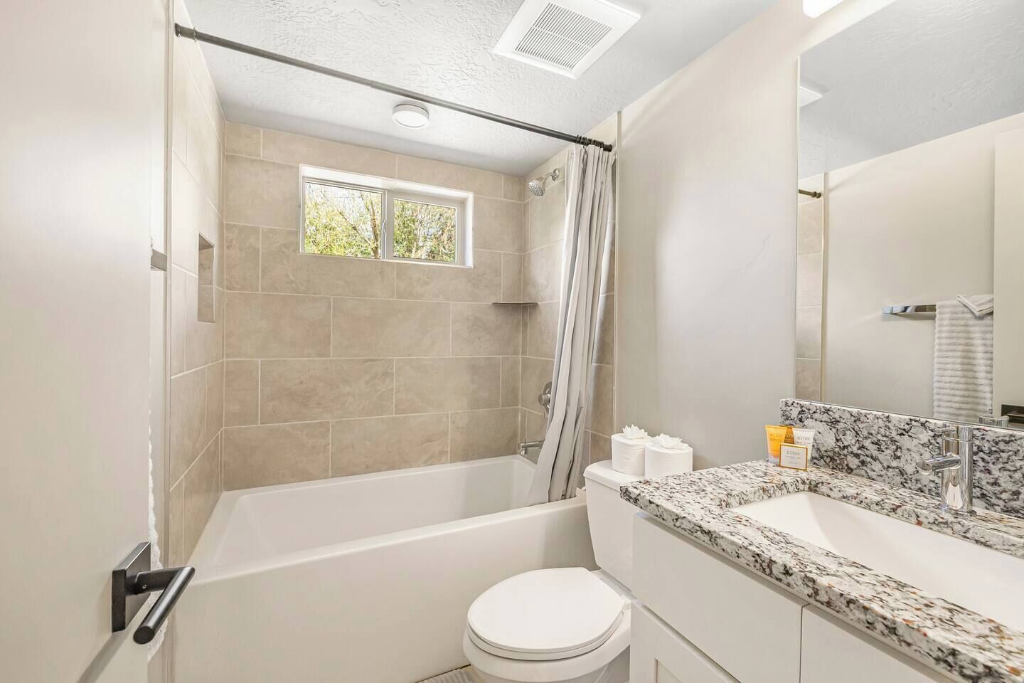 Une salle de bain avec une baignoire, des toilettes et un lavabo.
