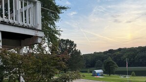 Un immobile residenziale con facciata bianca, veranda coperta e prato curato.
