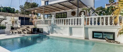 Una piscina al aire libre