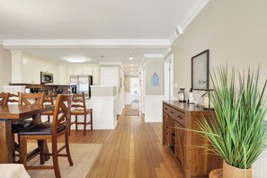 Dining - Pool, Hot tub, easy access to beach, shops, pier, and NEW ELEVATOR. Pet friendly (Tybee Island)