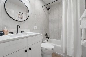 Hair dryer, towels, soap, shampoo - Barefoot Bungalow 2 - Walk to Downtown Sarasota (Sarasota)