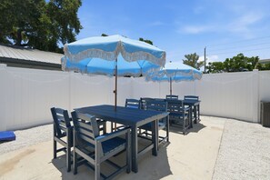 Outdoor dining - Barefoot Bungalow 2 - Walk to Downtown Sarasota (Sarasota)