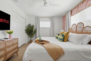2 bedrooms, iron/ironing board, free WiFi, bed sheets - Barefoot Bungalow 2 - Walk to Downtown Sarasota (Sarasota)