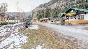 A rural mountain road with wooden houses, a wooden fence, and a snow-covered landscape. - Gressoney Family Retreat | Pond & Hot Tub (South Fork)