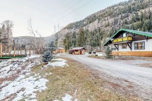 A rural mountain road with wooden houses, a wooden fence, and a snow-covered landscape. - Gressoney Family Retreat | Pond & Hot Tub (South Fork)