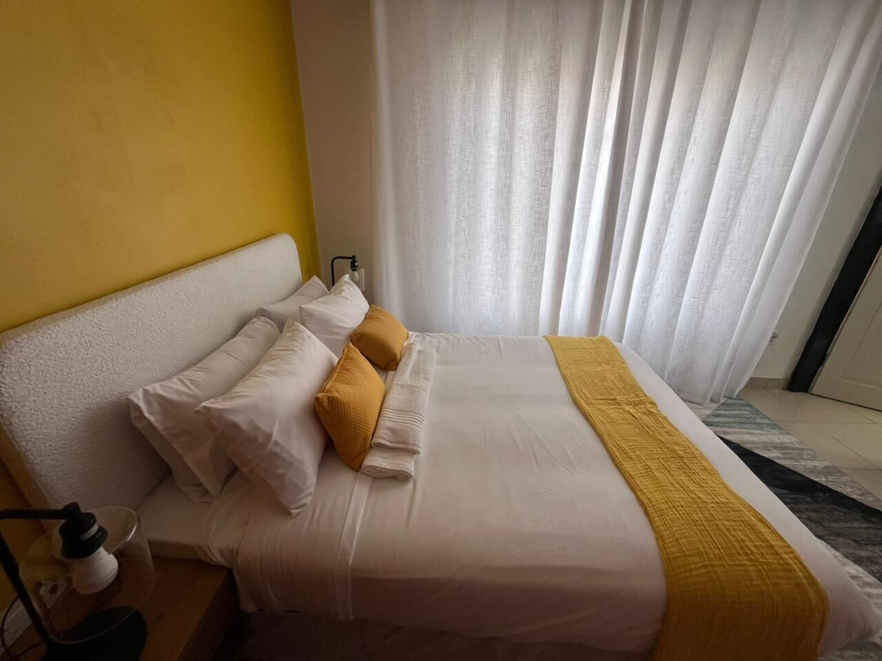 Een strijkplank/strijkijzer, wifi, beddengoed
