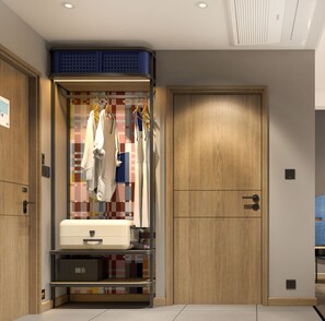 Un baño moderno con tocador de madera, toallero y zona de ducha.