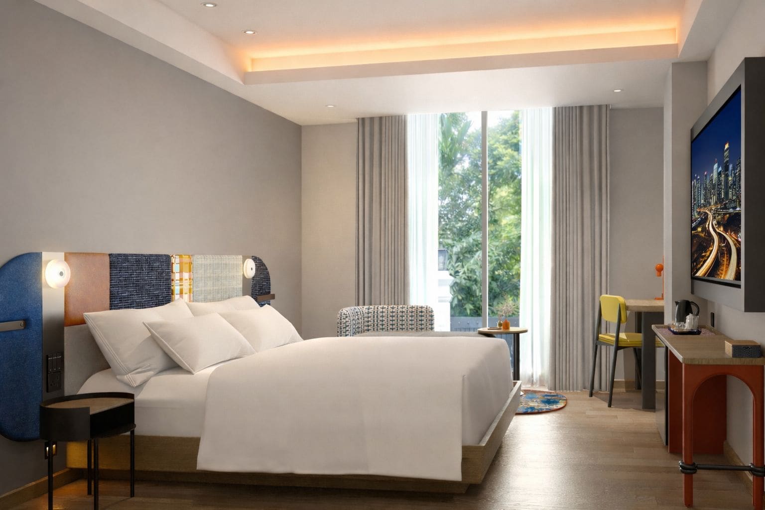 Ein modernes Hotelzimmer mit einem großen Bett, einem Schreibtisch, einem Stuhl und Blick auf Grün durch das Fenster.