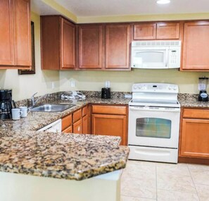 Private kitchen - GREAT location to most Theme Parks!! 2bed/2bath with W&D (Kissimmee)
