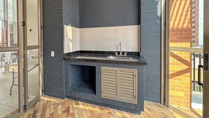 Una cocina moderna con un lavamanos integrado, una ventana y vistas al exterior.