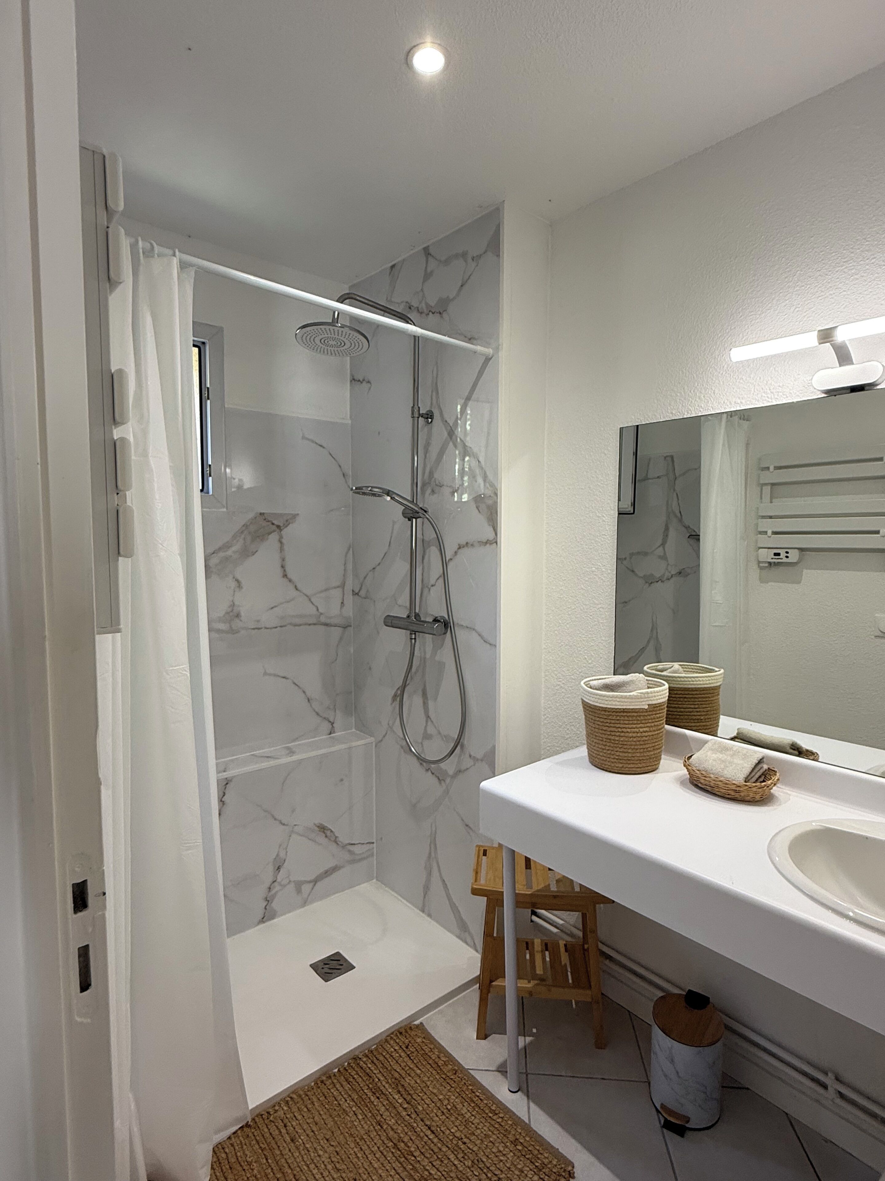 Een douche, handdoeken, toiletpapier