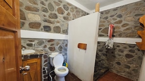 Deluxe Suite | Bathroom - Hostal Xeabaj La Cascada (Santa Cruz La Laguna)