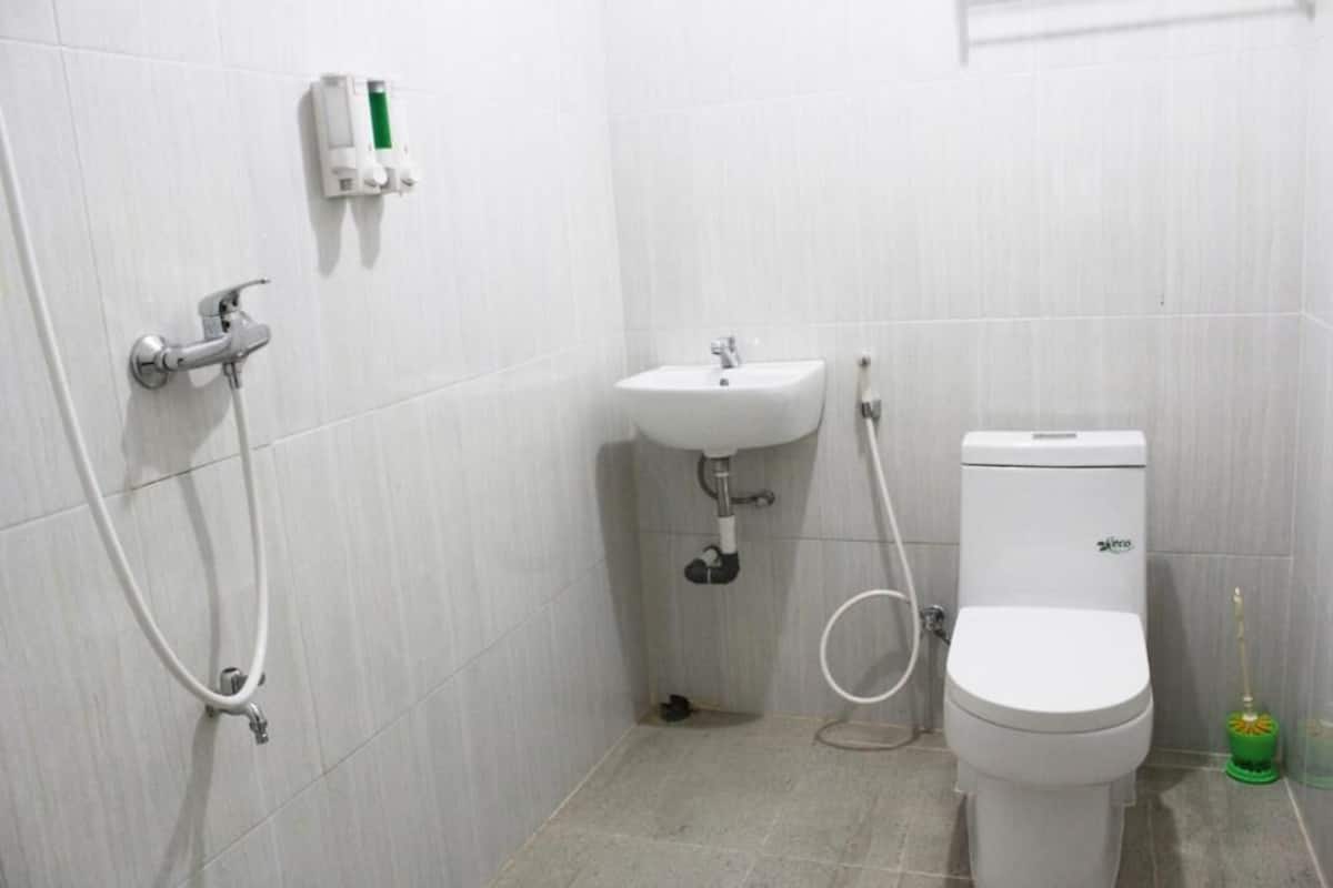 Shower, towels, soap, shampoo