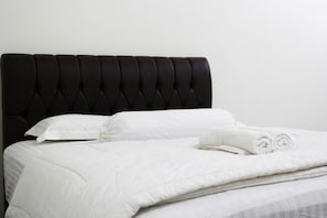 Deluxe Double Room | Desk, laptop workspace, WiFi (free) - Hotel Graha Pertiby (Bogor)