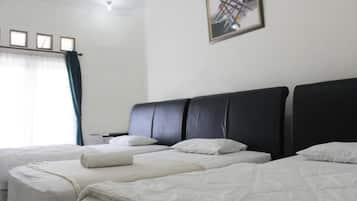 Habitación triple familiar | Escritorio, espacio para trabajar con un portátil, wifi gratis