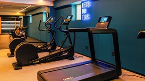 A gym with treadmills, stationary bikes, and elliptical machines. - Holiday Inn Mexicali Centro Civico by IHG (Mexicali)