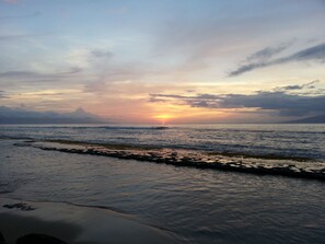 A beach with waves and a sunset. - Exquisite Direct Sunset & Oceanview 4 Miles! Pool (Lahaina)