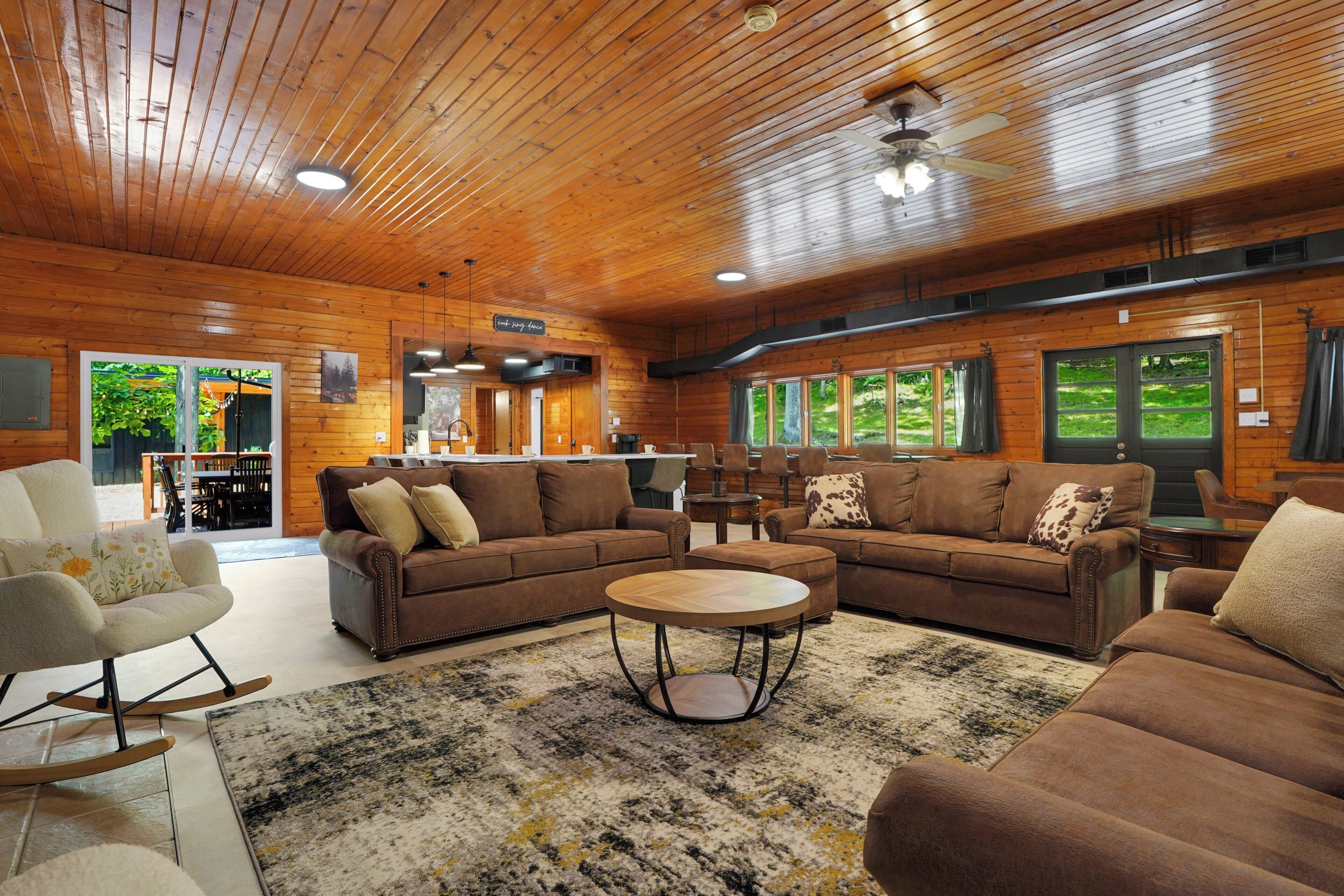 The Lodge At Rivers Edge Retreat | Hot Tub + Pickleball - Malvern, OH