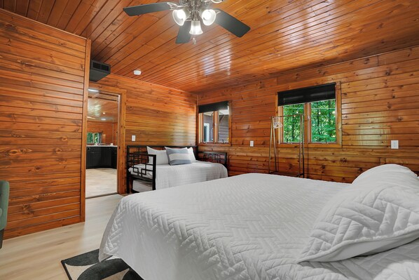 Room - The Lodge at Rivers Edge Retreat | Hot tub + Pickleball (Malvern)