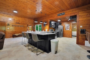 Coffee/tea maker, fridge, microwave, oven - The Lodge at Rivers Edge Retreat | Hot tub + Pickleball (Malvern)