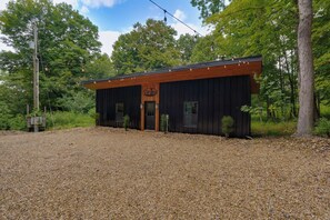 Exterior - The Lodge at Rivers Edge Retreat | Hot tub + Pickleball (Malvern)