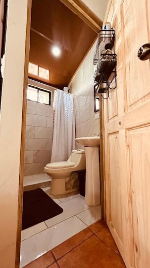 Douche, serviettes fournies, savon, papier toilette