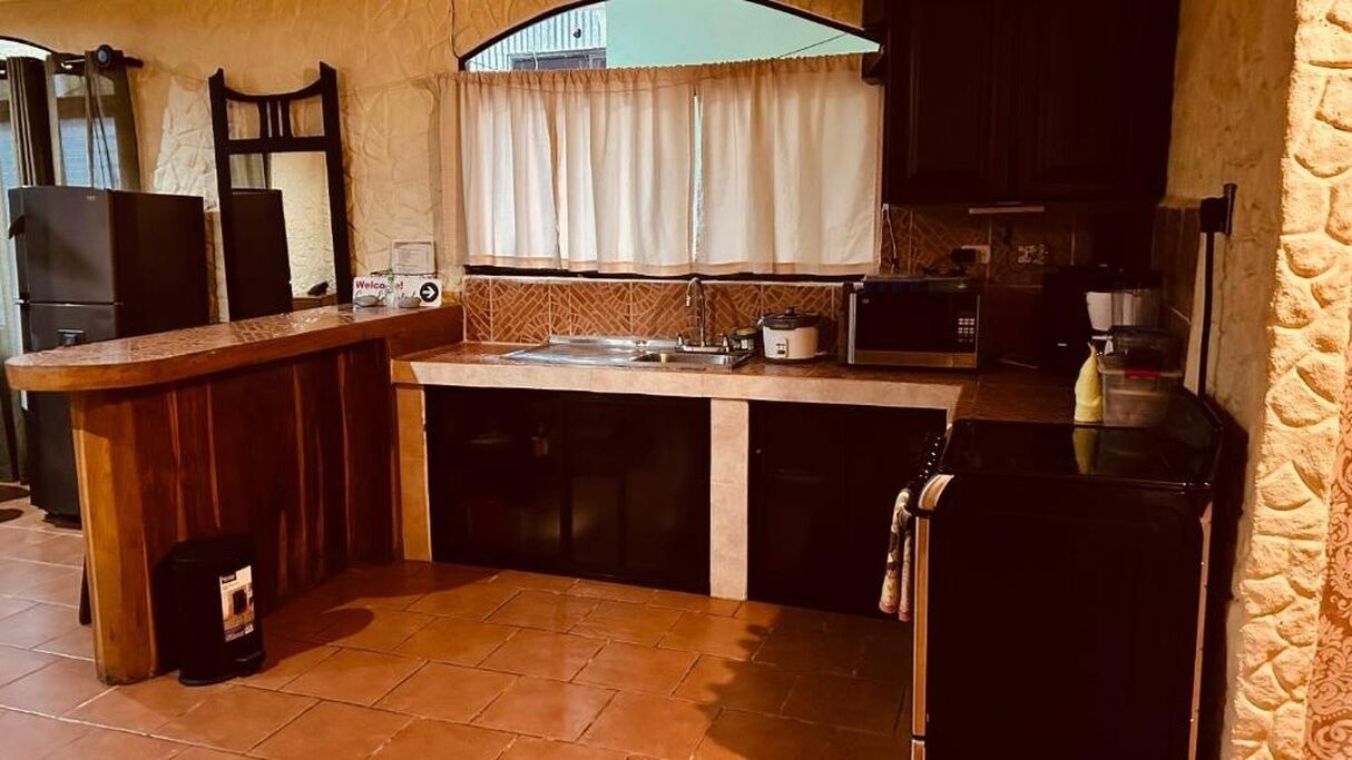 Una cucina funzionale con lavello, fornello e frigorifero.