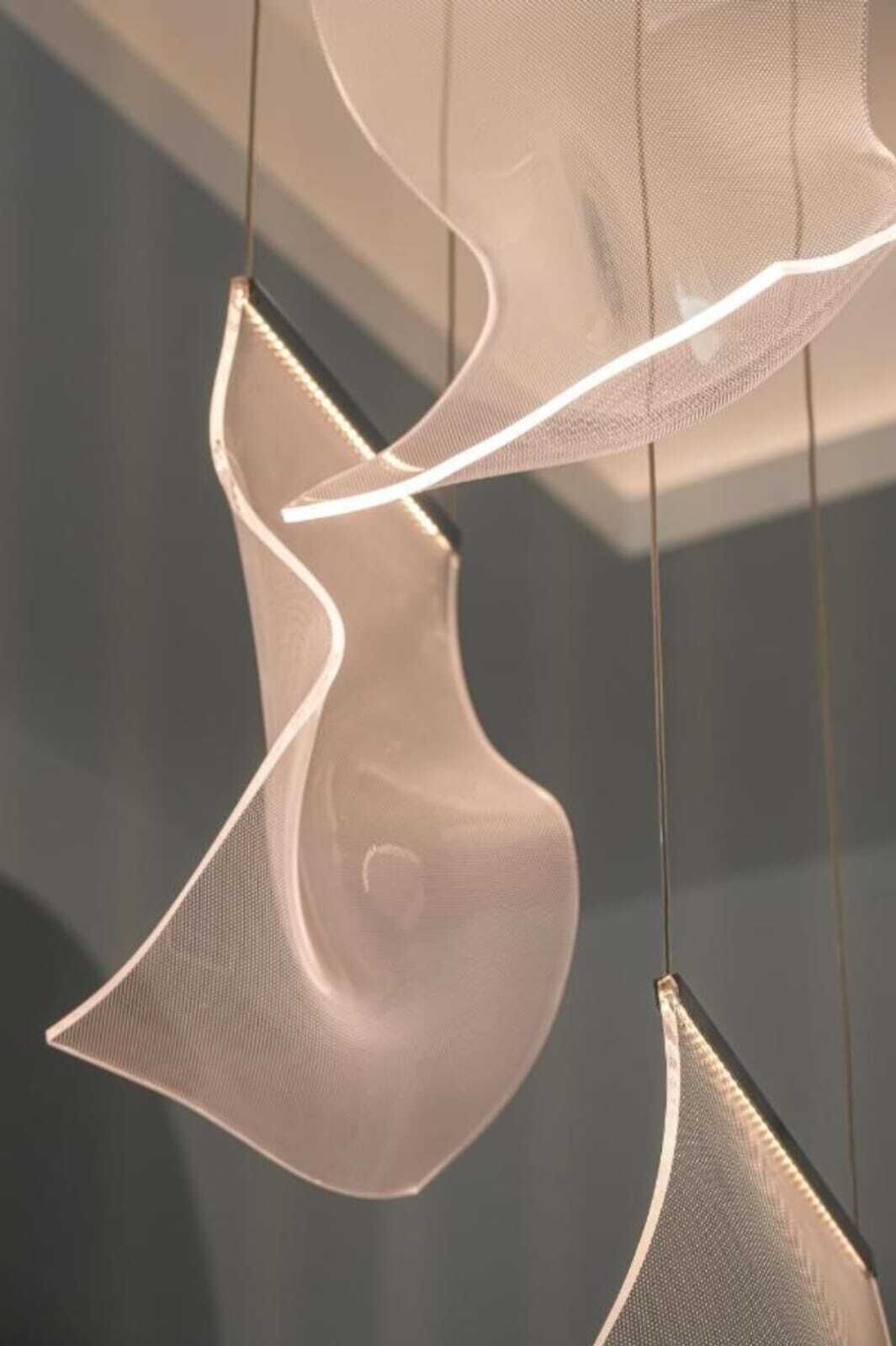 Un interior moderno con lámparas colgantes de diseño abstracto.