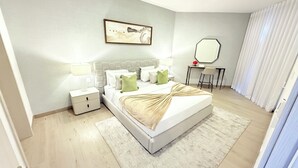 Une chambre à coucher moderne avec un lit, des tables de chevet, un bureau et un miroir.