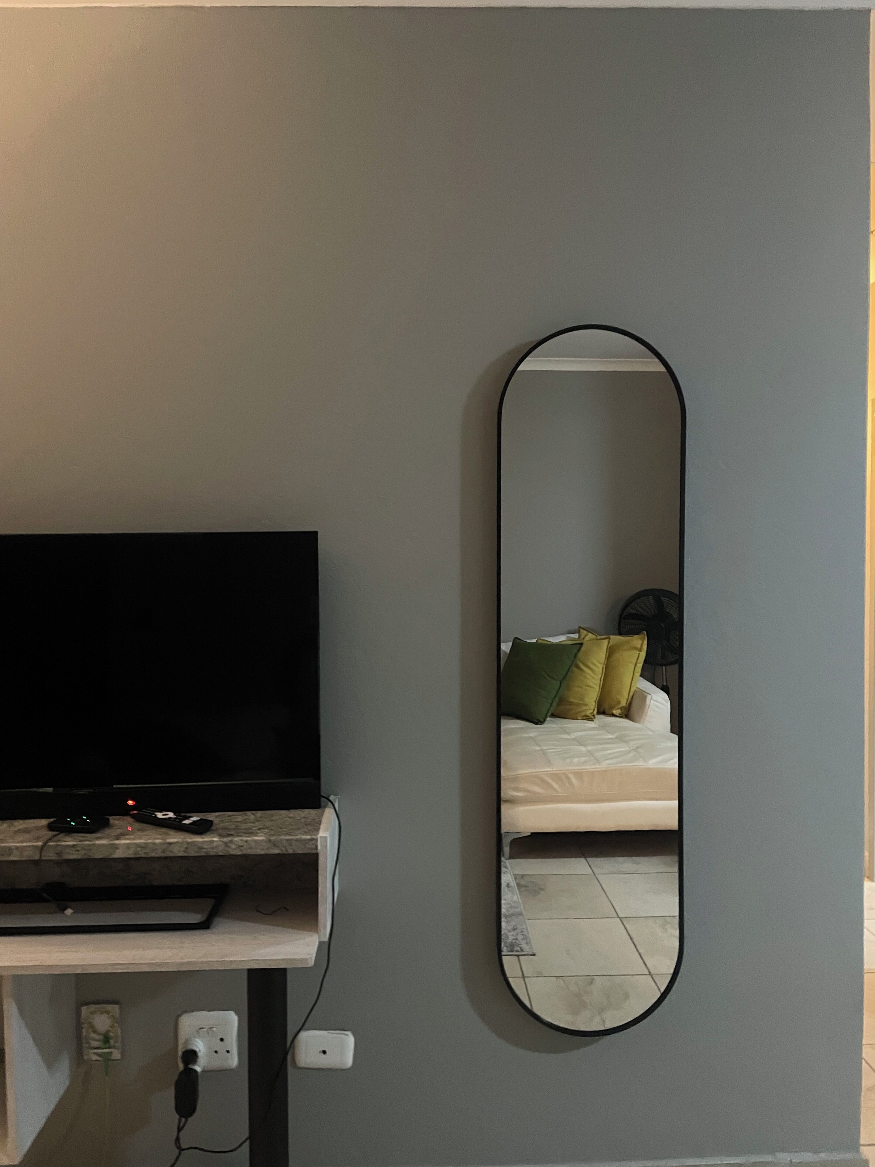 Tabla de planchar con plancha, wifi y ropa de cama 