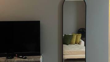Tabla de planchar con plancha, wifi y ropa de cama
