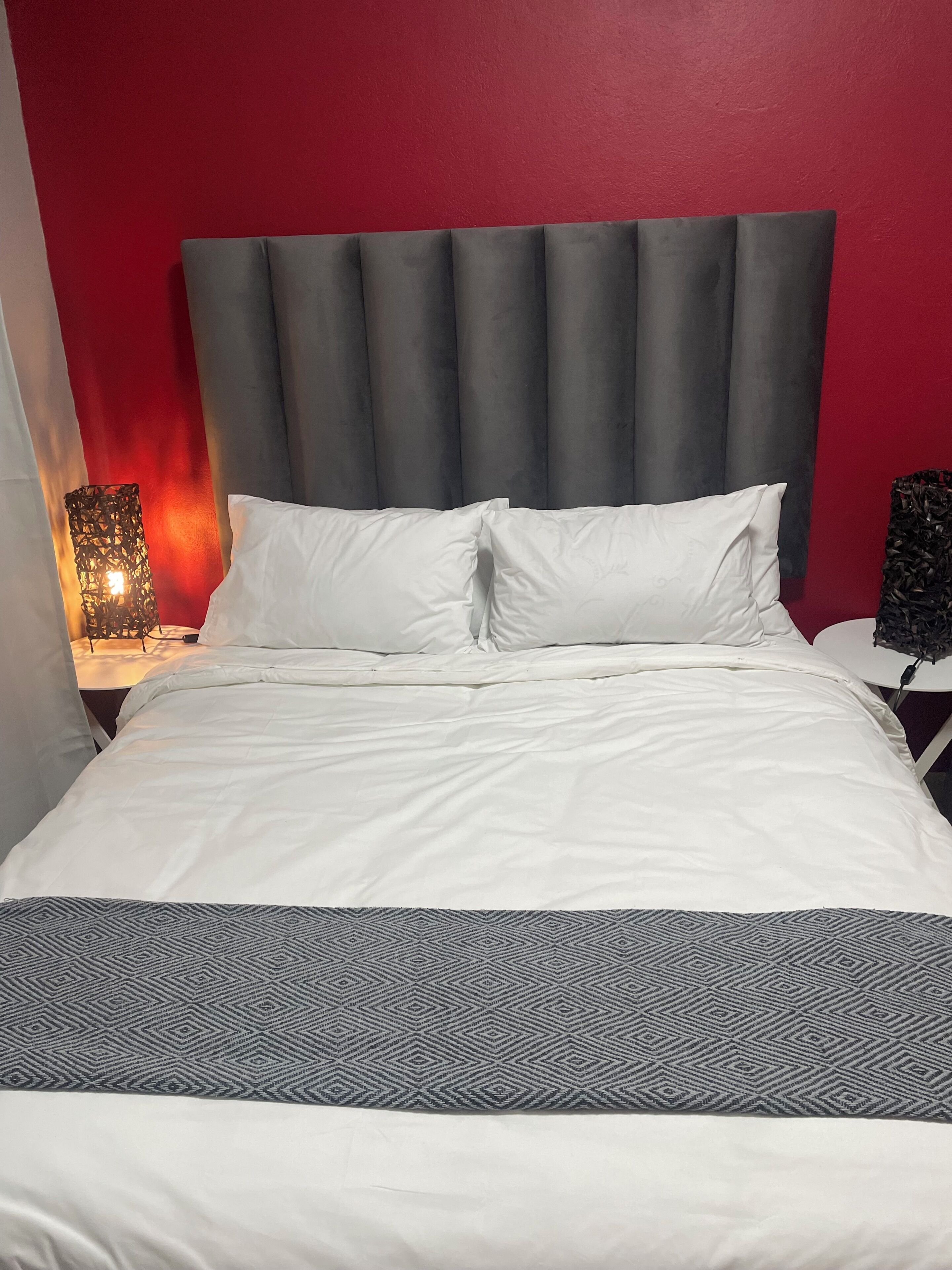 Tabla de planchar con plancha, wifi y ropa de cama 