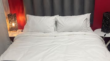 Tabla de planchar con plancha, wifi y ropa de cama
