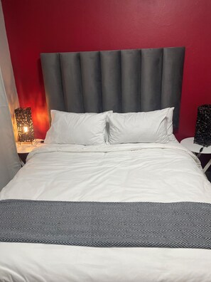 Tabla de planchar con plancha, wifi y ropa de cama 