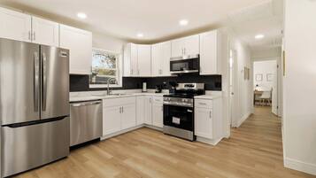 Full-size fridge, microwave, oven, stovetop