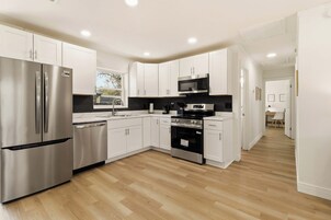 Refrigerador con freezer, microondas, horno, placa de cocina