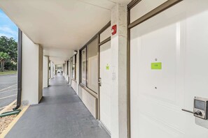 A corridor with doors, some with numbers and a fire alarm. - Aladdin inspired Studio Near Disney (Kissimmee)