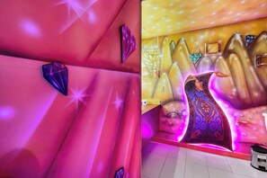A room with a pink wall and a large decorative hand. - Aladdin inspired Studio Near Disney (Kissimmee)