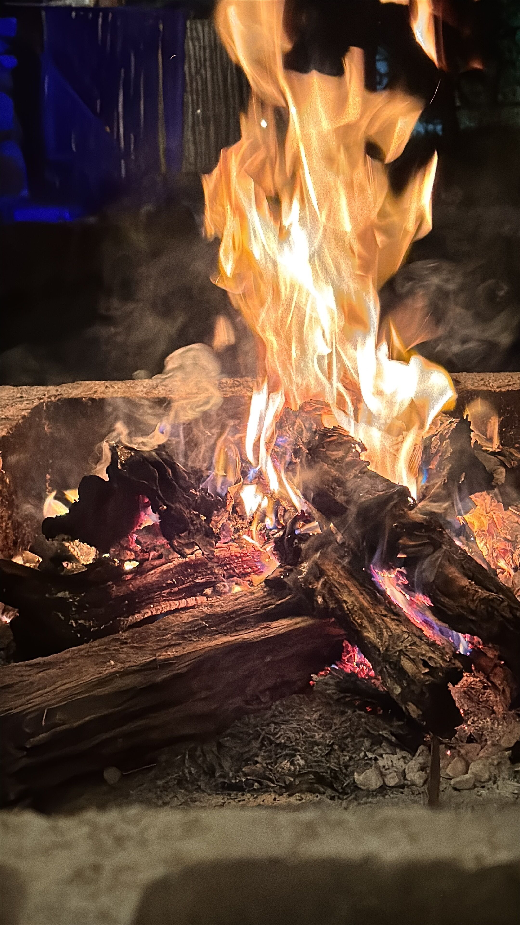 Primer plano de un fuego ardiendo con leña.