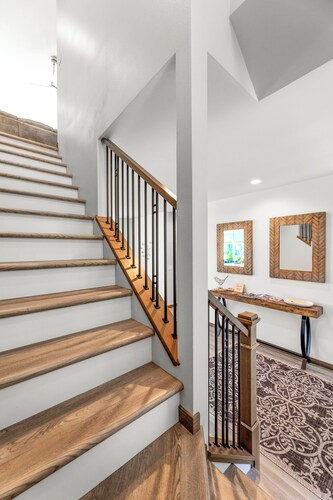 Lakefront 5BR on Rush Lake, Private Dock + Kayaks