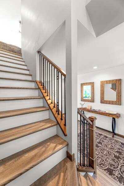 Lakefront 5BR on Rush Lake, Private Dock + Kayaks