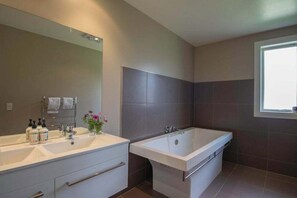 Bathroom - Pohara Heights House (4 Sandridge Terrace)