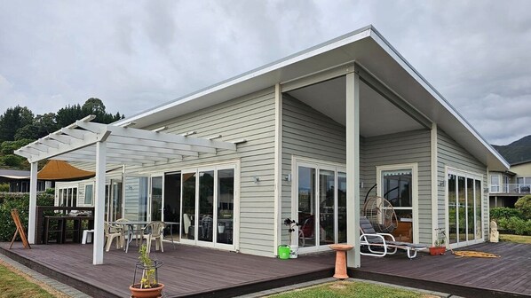 Exterior - Pohara Heights House (4 Sandridge Terrace)