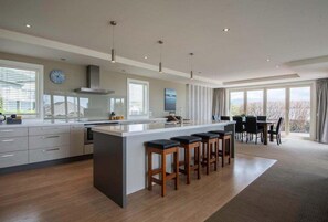 Private kitchen - Pohara Heights House (4 Sandridge Terrace)
