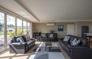 Living area - Pohara Heights House (4 Sandridge Terrace)
