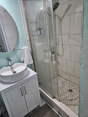 Shower, hair dryer, towels, soap - Fantastic 1-bedroom house with AC in charming Marigot (Marigot)