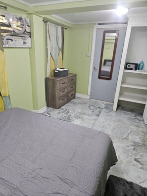 Iron/ironing board, WiFi, bed sheets - Fantastic 1-bedroom house with AC in charming Marigot (Marigot)