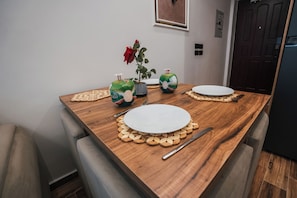 A dining table with placemats, plates, cutlery, and decorative items. - Blue Haven H 101 Nubian The view Hurghada (hurghada)