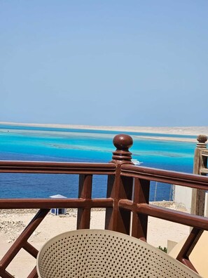 A balcony with a view of a beach and the sea. - Blue Haven H 101 Nubian The view Hurghada (hurghada)
