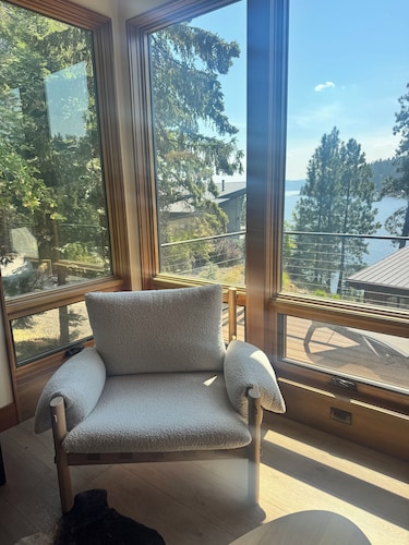Modern 2BR/2BA Lakeview Cabin close to Downtown Coeur d' Alene